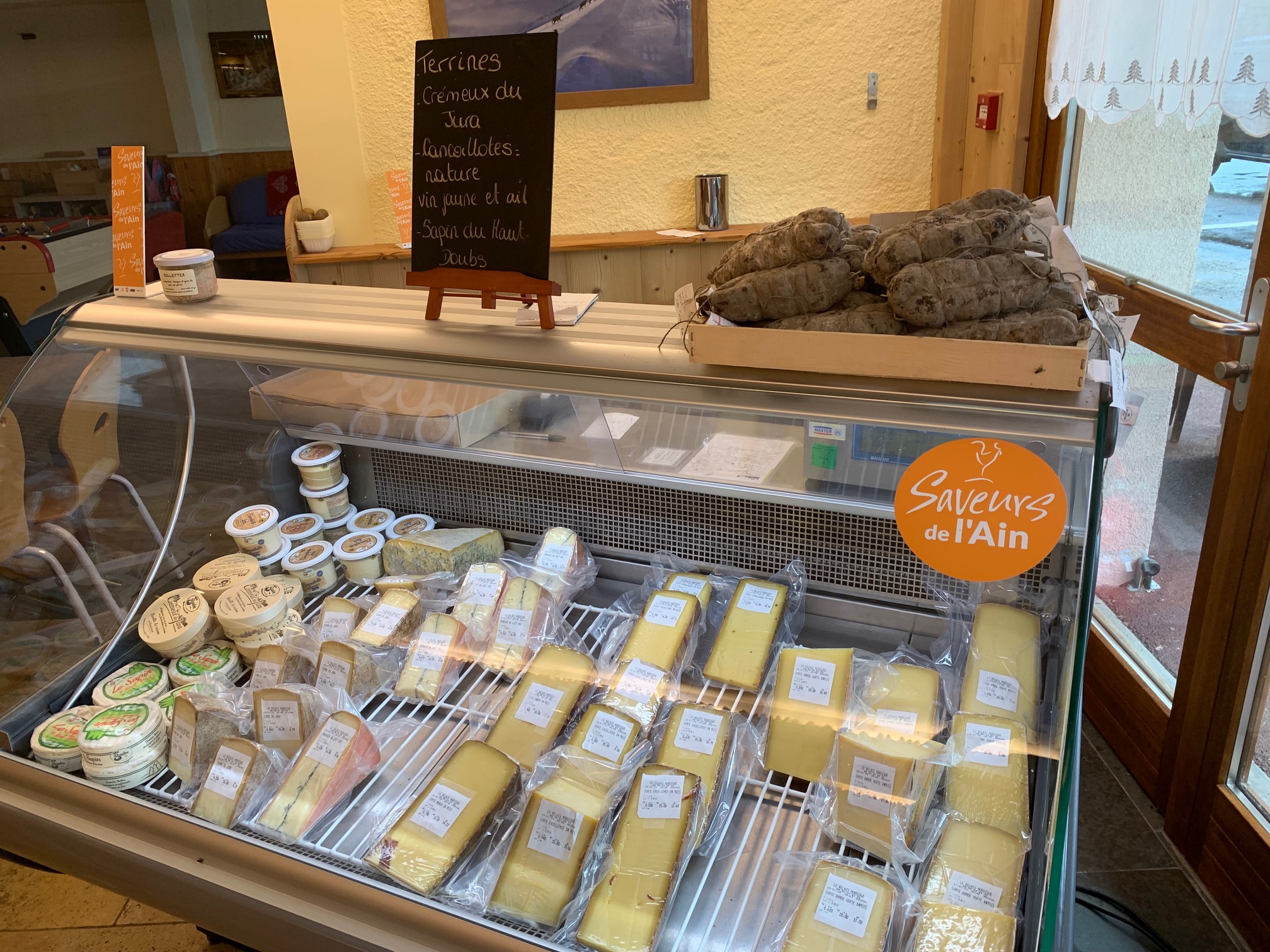 Vitrine fromages et charcuteries 